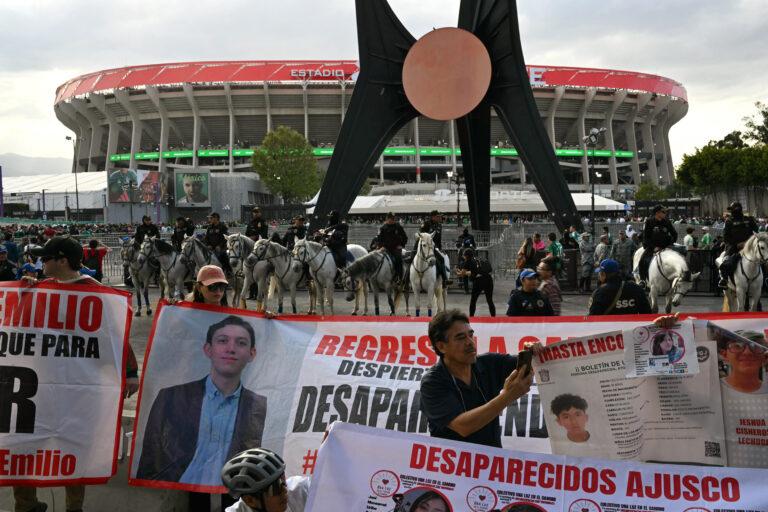 Imagen: Un mosaico de manifestaciones en reapertura del estadio Azteca