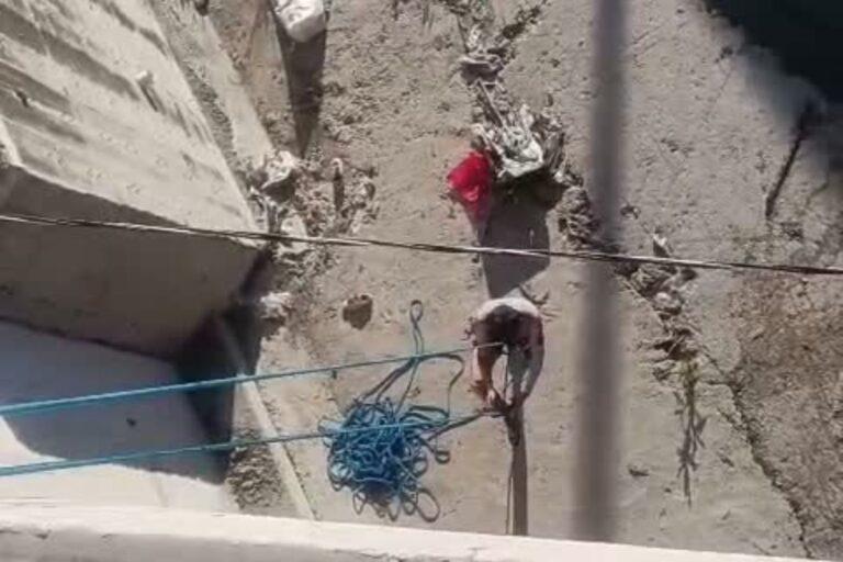 Imagen: Pachuca: sujeto baja al Río de las Avenidas para rescatar a perros, pero estos esacapan