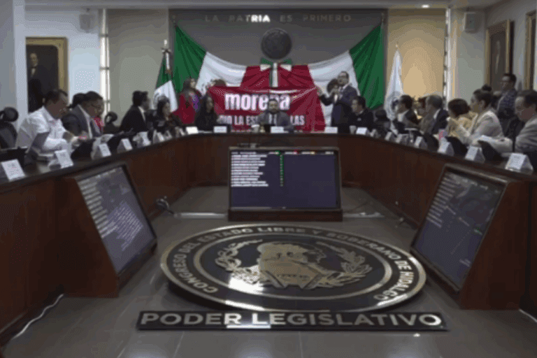 Imagen: Protesta PRI en el Congreso de Hidalgo por iniciativa regresada a comisiones