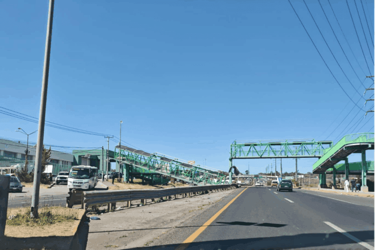 Imagen: Colapsa puente en Tulancingo tras ser golpeado por grúa: lo que sabemos hasta ahora