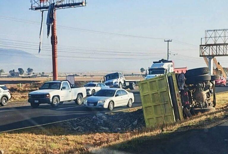 Imagen: Camión de materiales volcó en la carretera México-Pachuca, en Tolcayuca