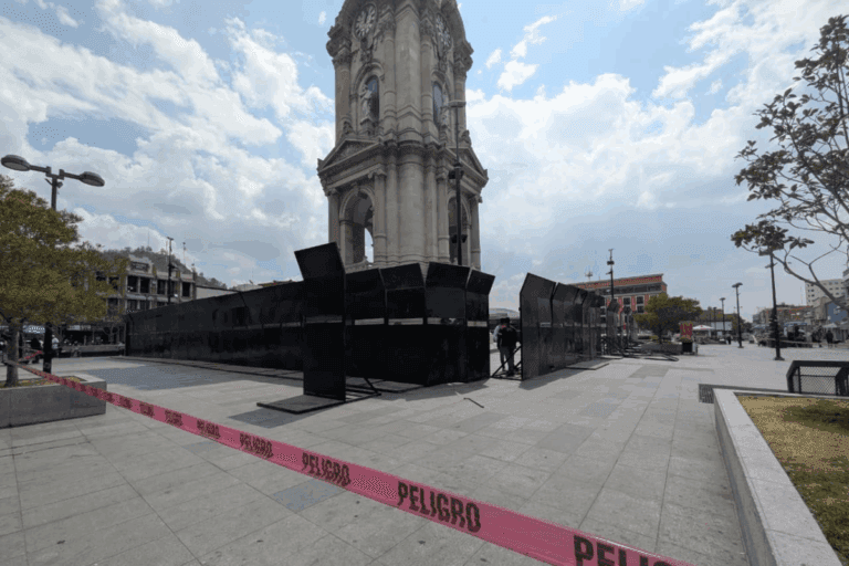 Imagen: Pachuca se prepara para el 8M: vallas rodean el Reloj Monumental