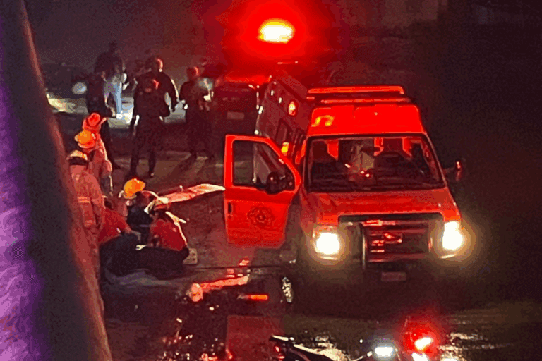 Imagen: Pachuca: Incendio en vivienda abandonada moviliza a bomberos frente al mercado Benito Juárez