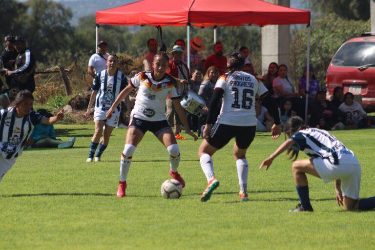 Imagen: Entre goles y pagos: la realidad de la talacha femenil