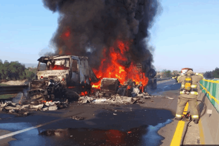 Imagen: VIDEO. Tráiler en llamas en Hidalgo provoca cierre de la carretera Arco Norte