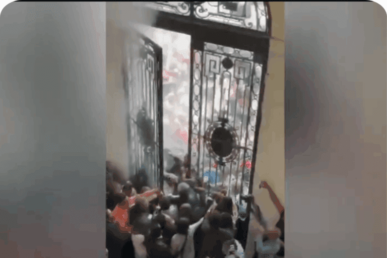 Imagen: Manifestantes irrumpen en el Congreso de la Ciudad de México y obligan a suspender sesión