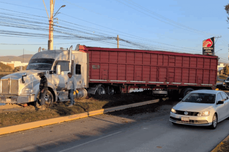 Imagen: Pachuca: Tráiler se sale del camino y provoca retrasos en el tráfico