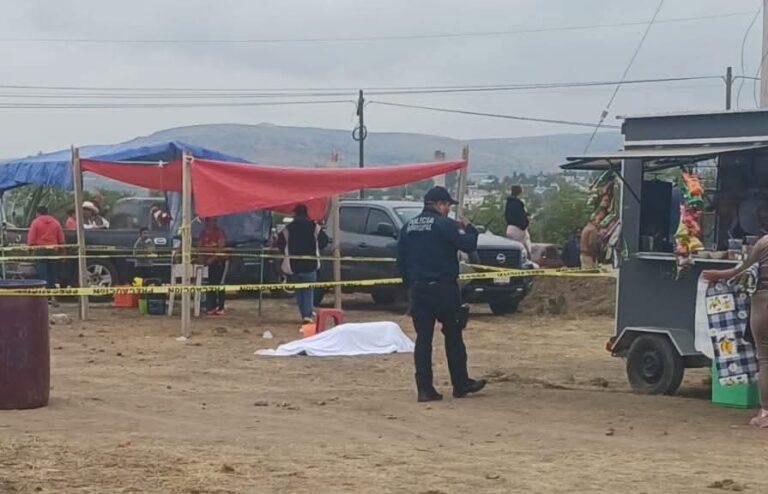 Imagen: Persiguen y asesinan a balazos a hombre en pleno tianguis de Hidalgo