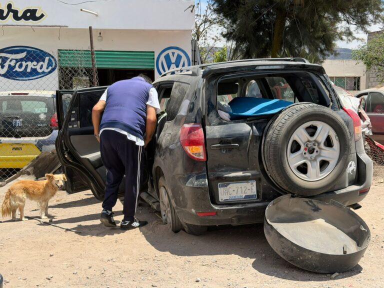 Imagen: Camioneta se estrella contra deshuesadero en carretera de Hidalgo; hay heridos