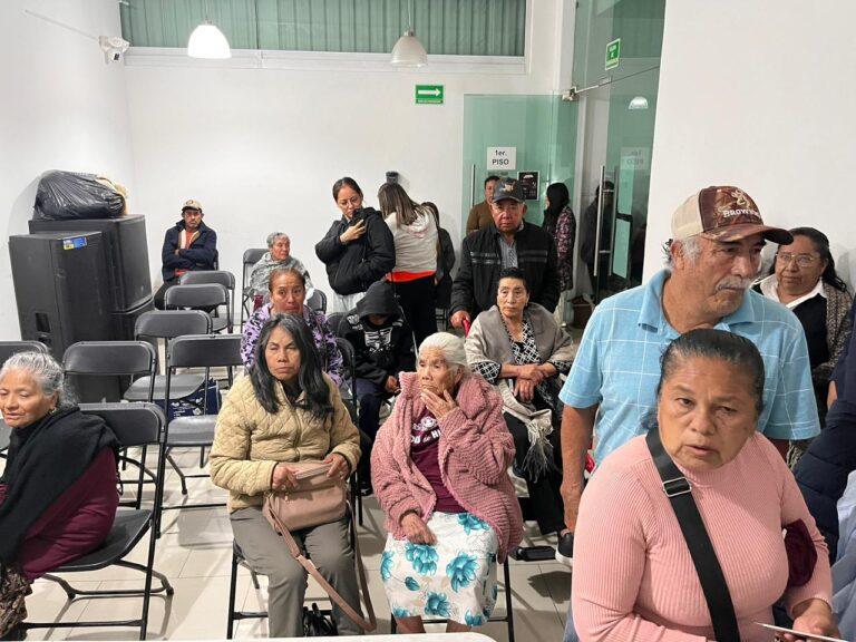 Imagen: El abrazo más esperado; adultos mayores cruzan el cielo tras 20 años sin ver a sus hijos