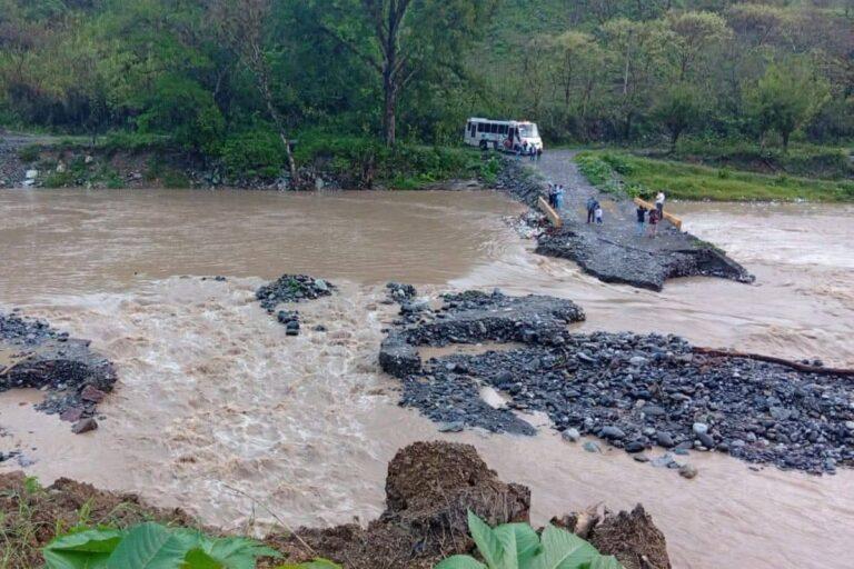 Imagen: Puente de Huehuetla colapsa tras las lluvias y los pobladores están inconformes