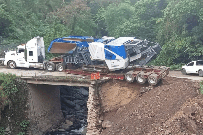 Imagen: ¡Zona Otomí-Tepehua incomunicada! Tractocamión provoca cierre vial en puente de Piedras Negras