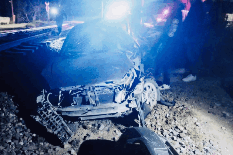 Intentó ganarle el paso al tren y provoca choque en Atitalaquia