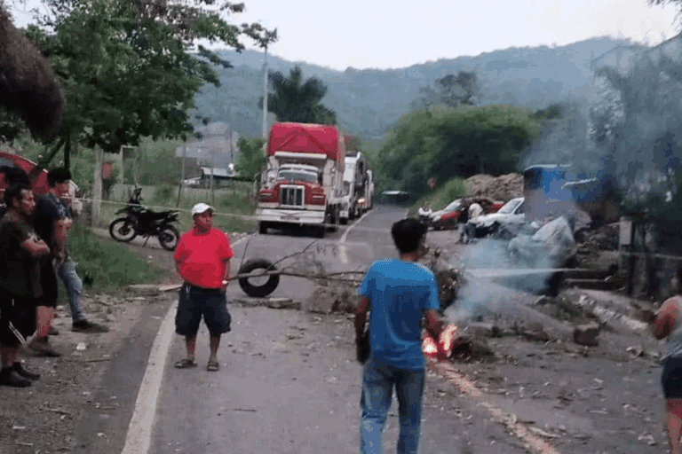 Imagen: Bloqueo sobre la México-Tampico deja varados a automovilistas y transportistas