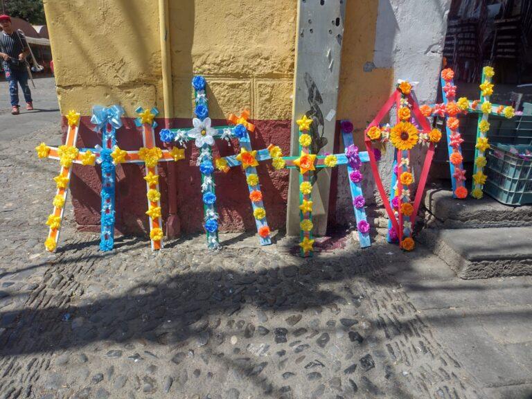 Imagen: El negocio de las cruces en Atotonilco el Grande: Litzy sigue el legado familiar