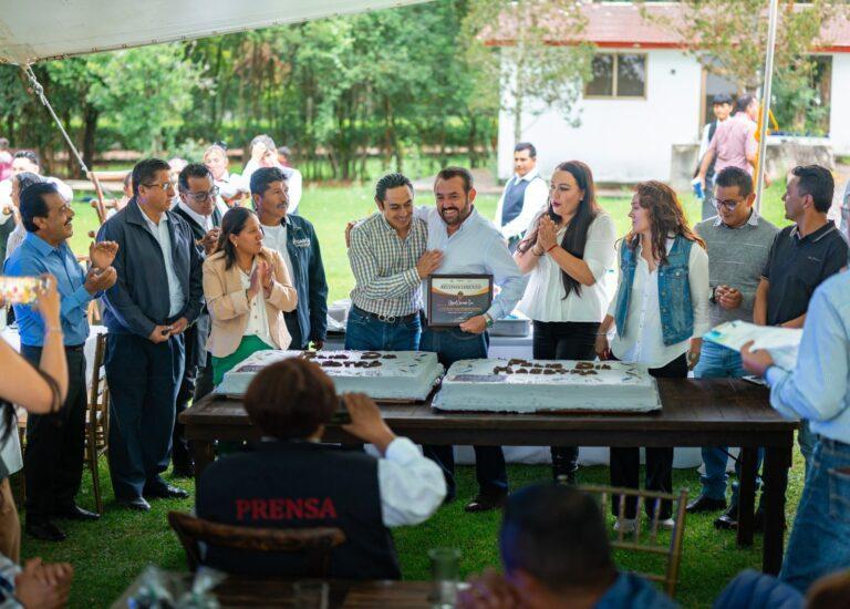 Imagen: Festejan a docentes en Huasca
