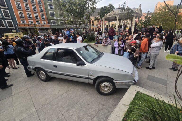 Imagen: Sujeto en estado de ebriedad sube su auto a la Plaza Independencia