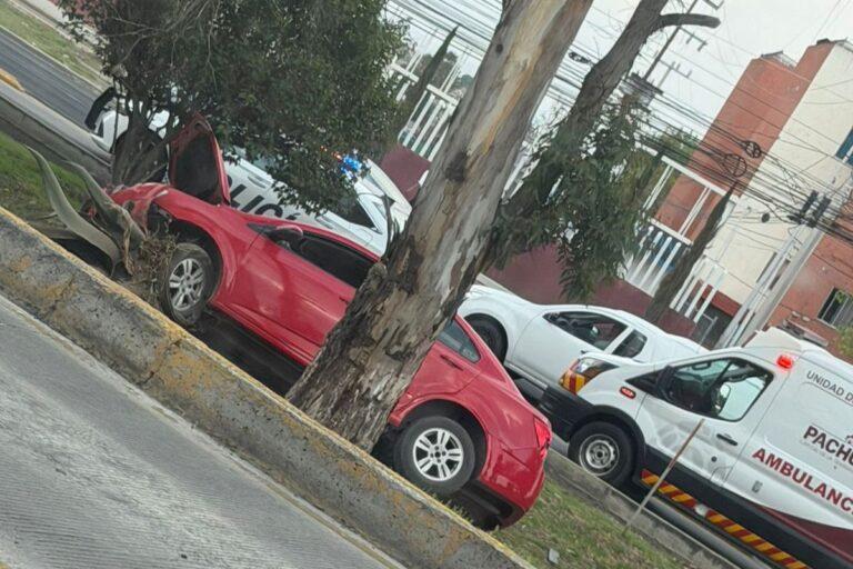 Imagen: Accidente en Pachuca: vehículo se estrella contra árbol en bulevar Felipe Ángeles