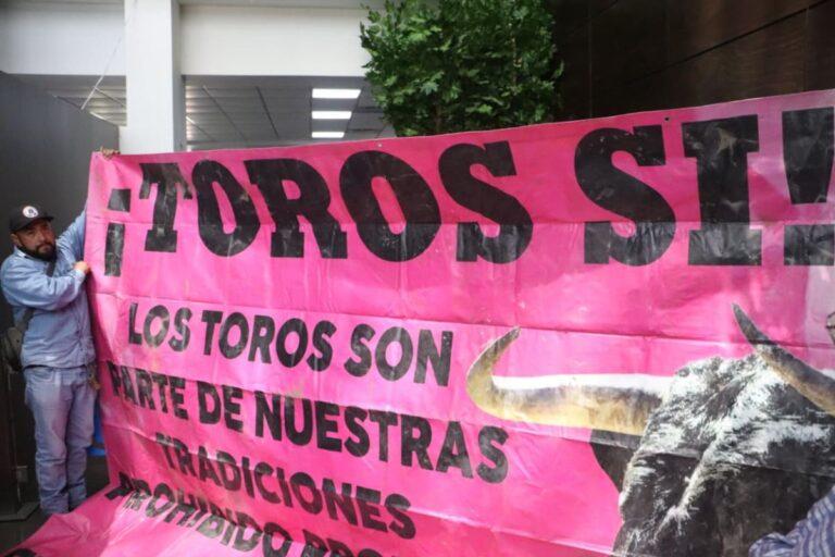 Imagen: Entre dinosaurios, gallos y toros: taurinos llevan su defensa al Congreso de Hidalgo