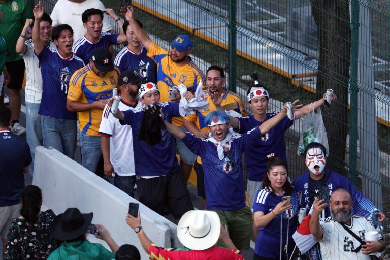 Imagen: ¿Por qué los japoneses limpian los estadios? El gesto que se repitió en Monterrey durante el Mundial
