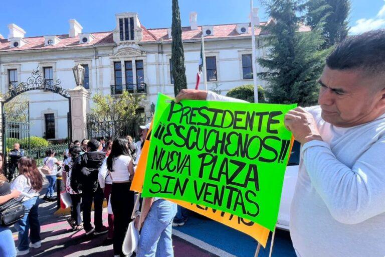 Imagen: Manifestación de comerciantes en la alcaldía de Pachuca este lunes