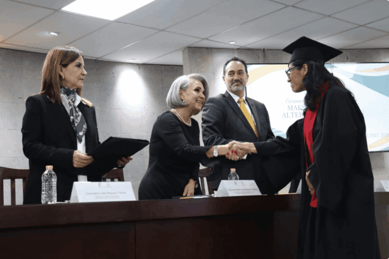 Imagen: Rebeca Aladro encabeza ceremonia académica especializada en mediación y solución de conflictos