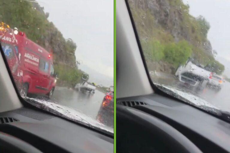 Imagen: Mineral de la Reforma: Vuelca vehículo que transitaba sobre el corredor de la montaña