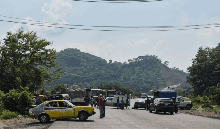 Imagen: ¿Vas hacia Huejutla? Reportan bloqueo por conflicto relacionado con obra carretera
