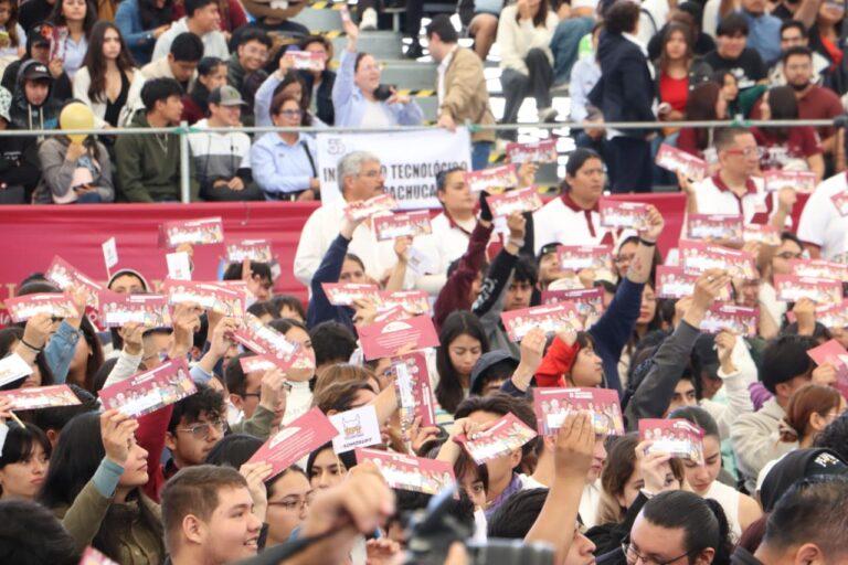 Imagen: VIDEO. Alumnos protagonizan pelea en entrega de Becas para la Transformacion en Pachuca