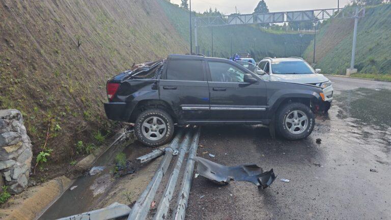 Imagen: Camioneta se impacta contra objeto fijo en la carretera Pachuca-Huasca