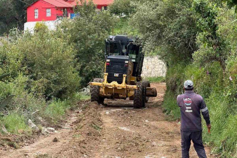 Imagen: Con maquinaria de la Saderh dan mantenimiento a caminos de Mineral del Monte