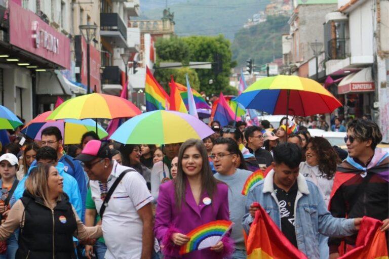 Imagen: Arcoíris bajo la tormenta: La Marcha del Orgullo LGBT+ se realiza pese a lluvia en Pachuca