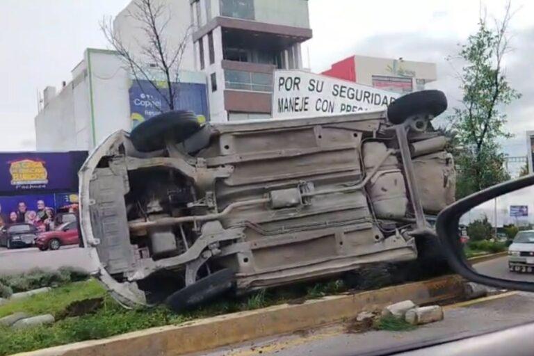 Imagen: Accidente en Pachuca: vehículo vuelca en el Colosio, hay lesionados