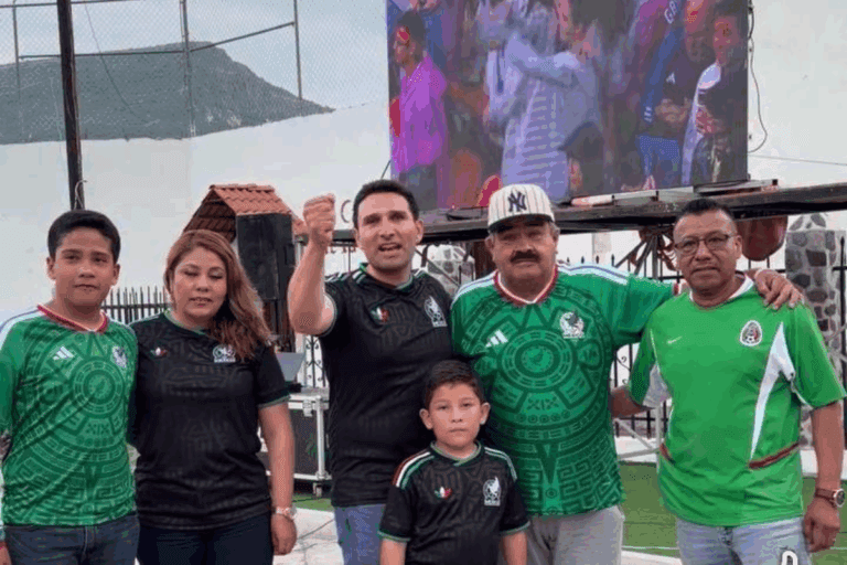 Imagen: Metzquititlán coloca pantalla para ver el partido de México