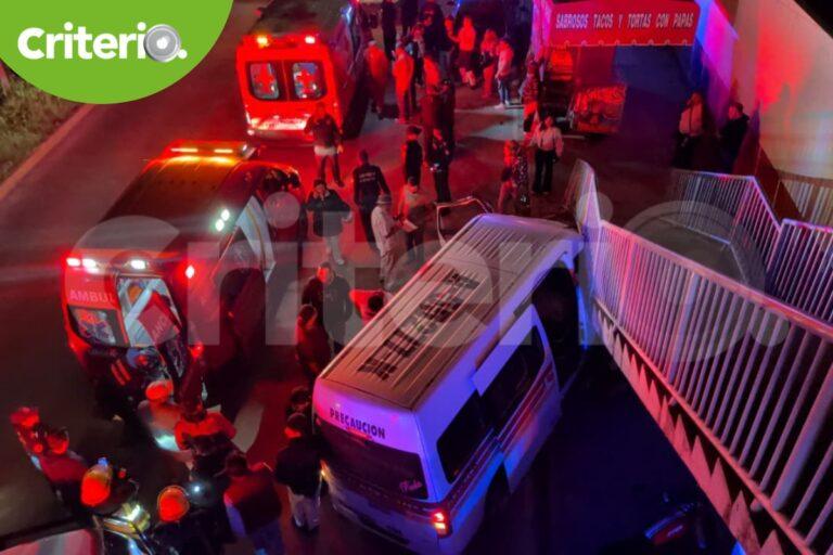 Imagen: Al momento: Volteo impacta a una combi y esta termina contra un puente peatonal en Pachuca