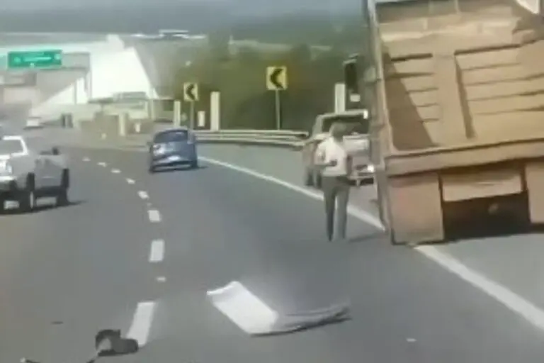 Imagen: Hidalgo: Hombre sale proyectado tras choque en carretera México-Tuxpan