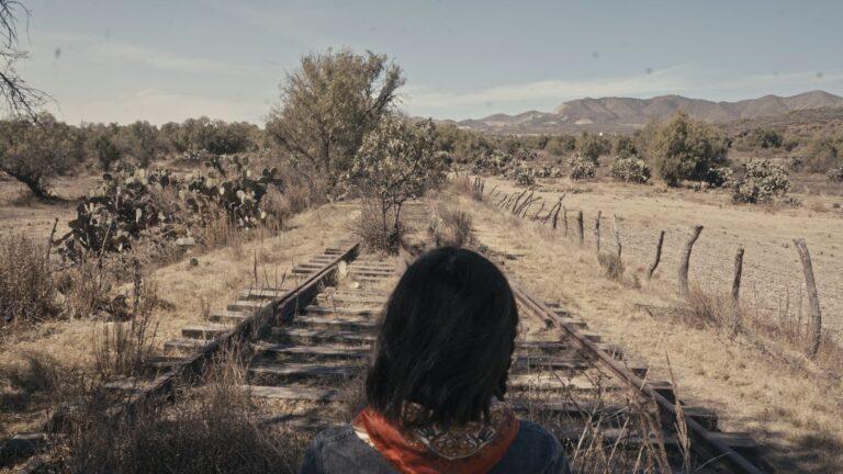 Imagen: Balasto y una durmiente, entre los recuerdos familiares y la memoria colectiva
