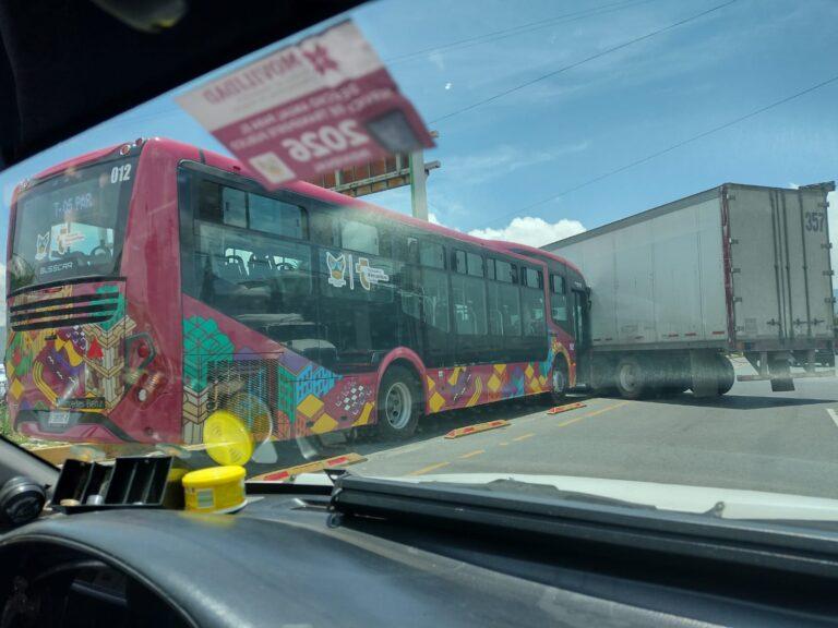 Imagen: VIDEO. Camión del sistema metropolitano choca contra tráiler en bulevar de Pachuca