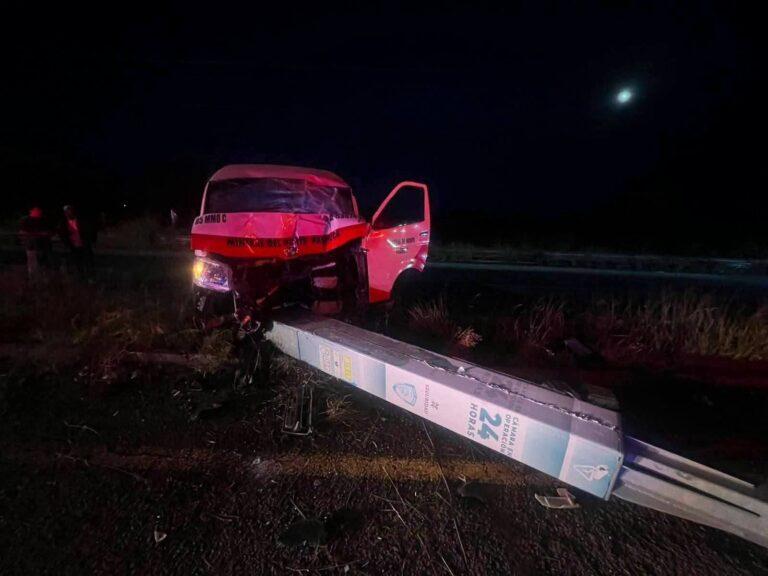Imagen: Conductor de urvan queda prensado tras choque contra poste en Atotonilco el Grande