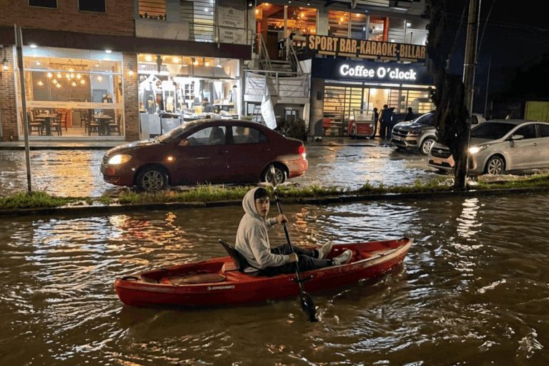 Imagen: Joven recorre avenida inundada en kayak y se vuelve viral en TikTok