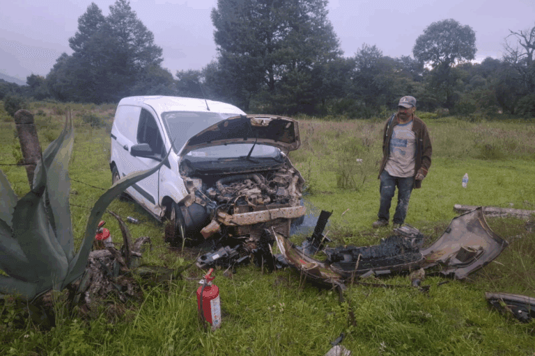 Imagen: Vuelca auto en carretera Pachuca-Huejutla a la altura de Omitlán de Juárez; hay un lesionado